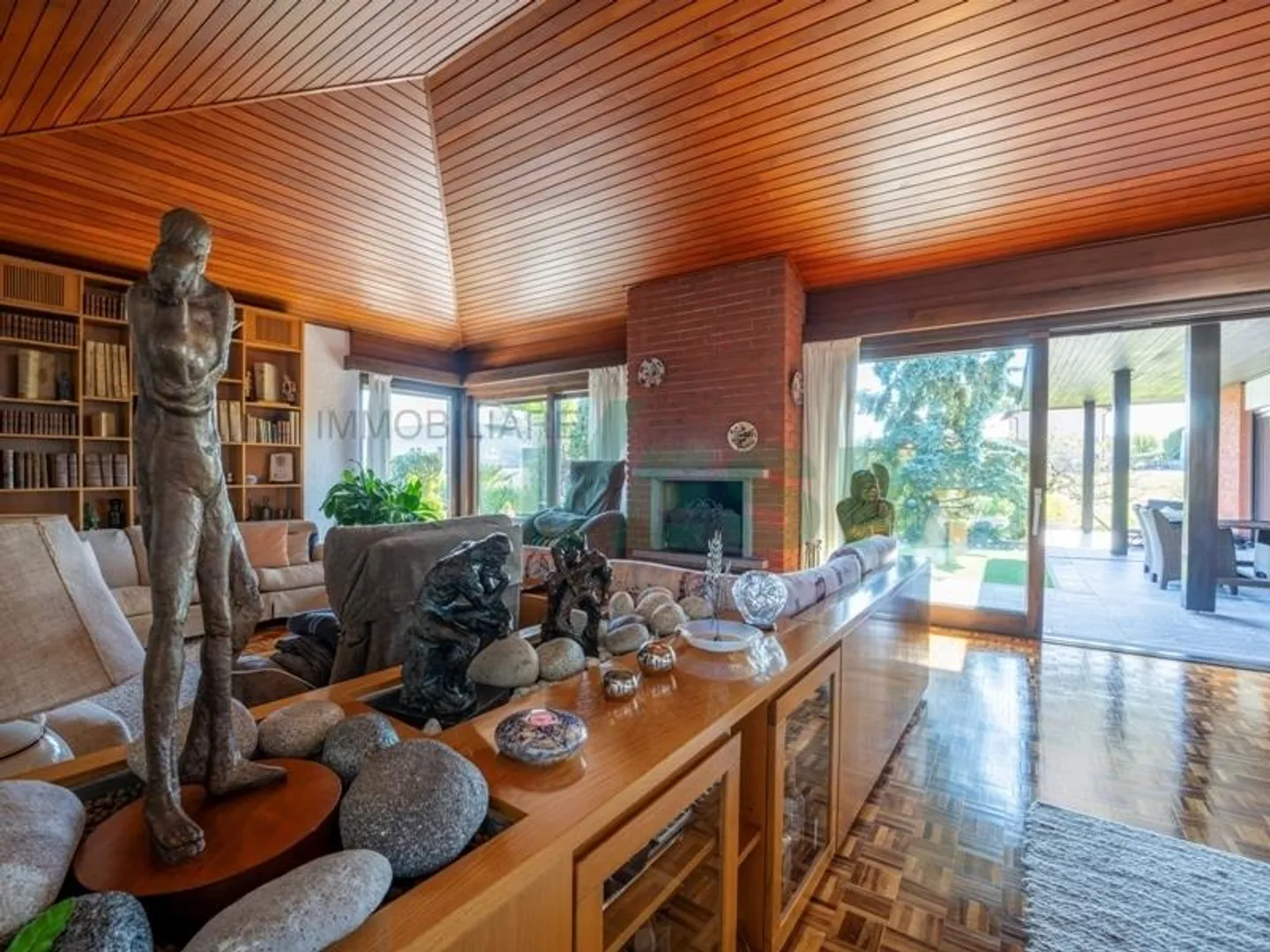 Elegante und einladende Villa in ruhiger Lage - Foto 2 von 11