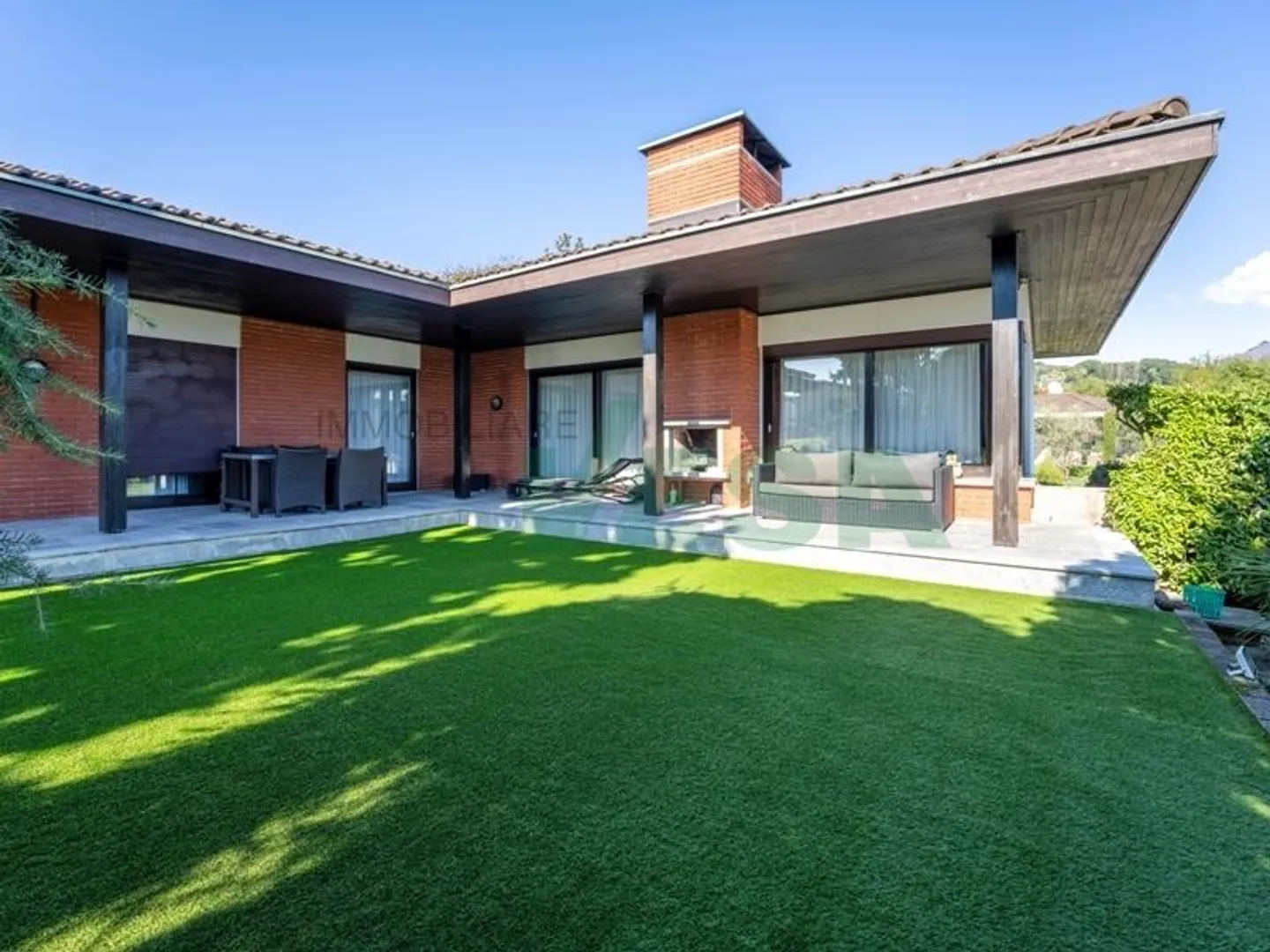 Elegante und einladende Villa in ruhiger Lage - Foto 3 von 11