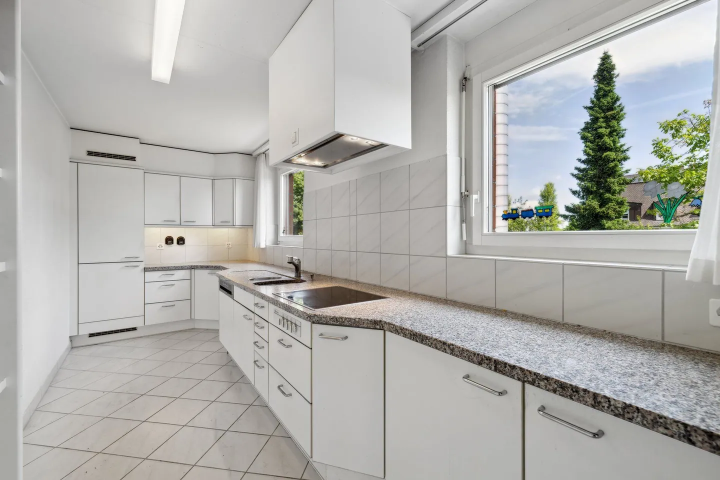 Belle appartement en attique de 3,5 pièces sur le Bruderholz avec grande terrasse et AEP - Photo 3 sur 13