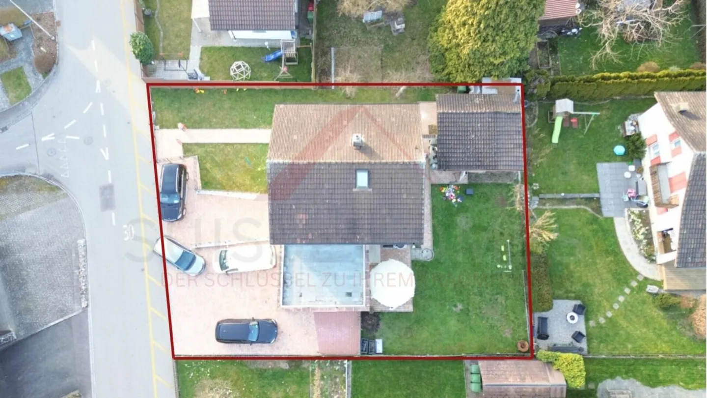 Spacious Family Home with Garden - Photo 2 of 18