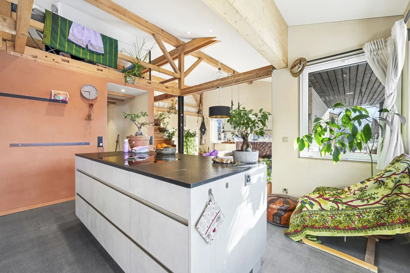 Casa unifamiliare sostenibile e stilosa con appartamento in una posizione tranquilla - Foto 1 di 18