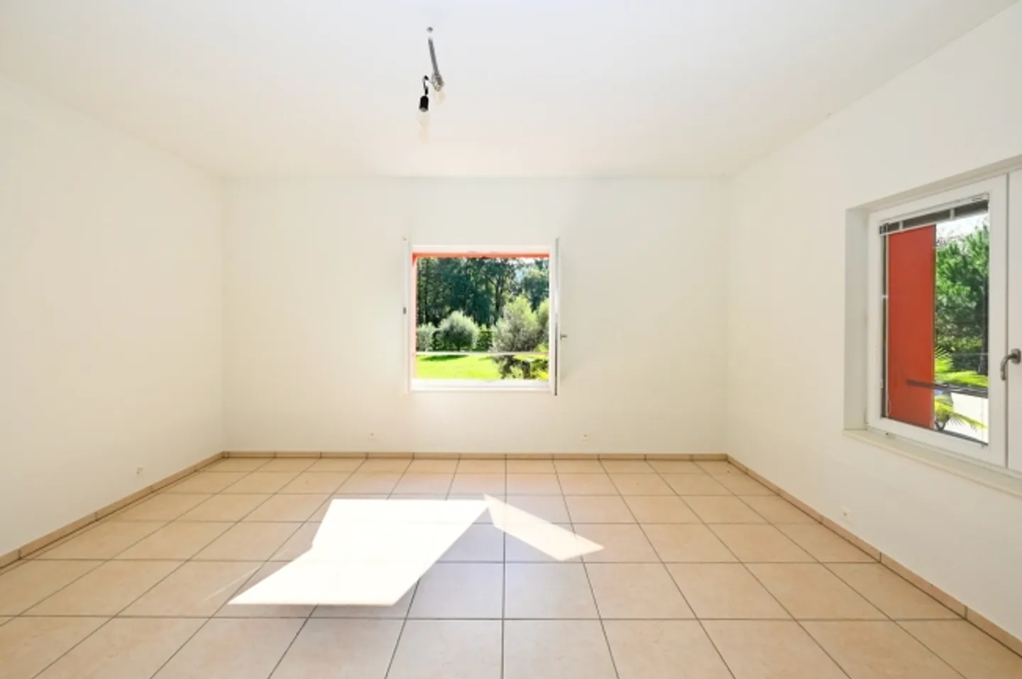 Villa au milieu des verts entre le lac de Lugano et le terrain de golf - Photo 13 sur 20