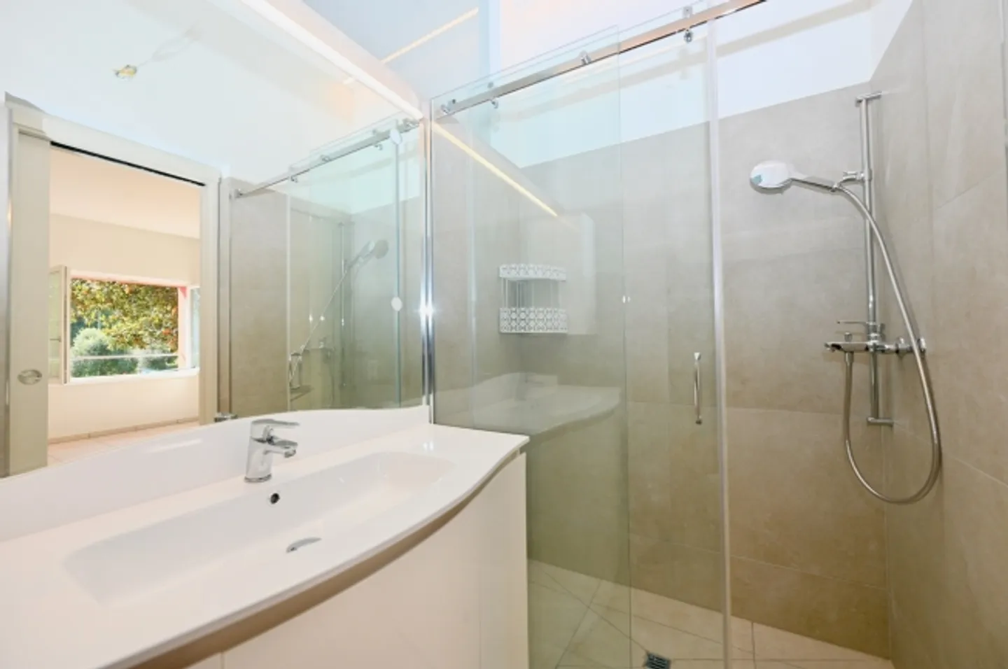 Villa au milieu des verts entre le lac de Lugano et le terrain de golf - Photo 15 sur 20