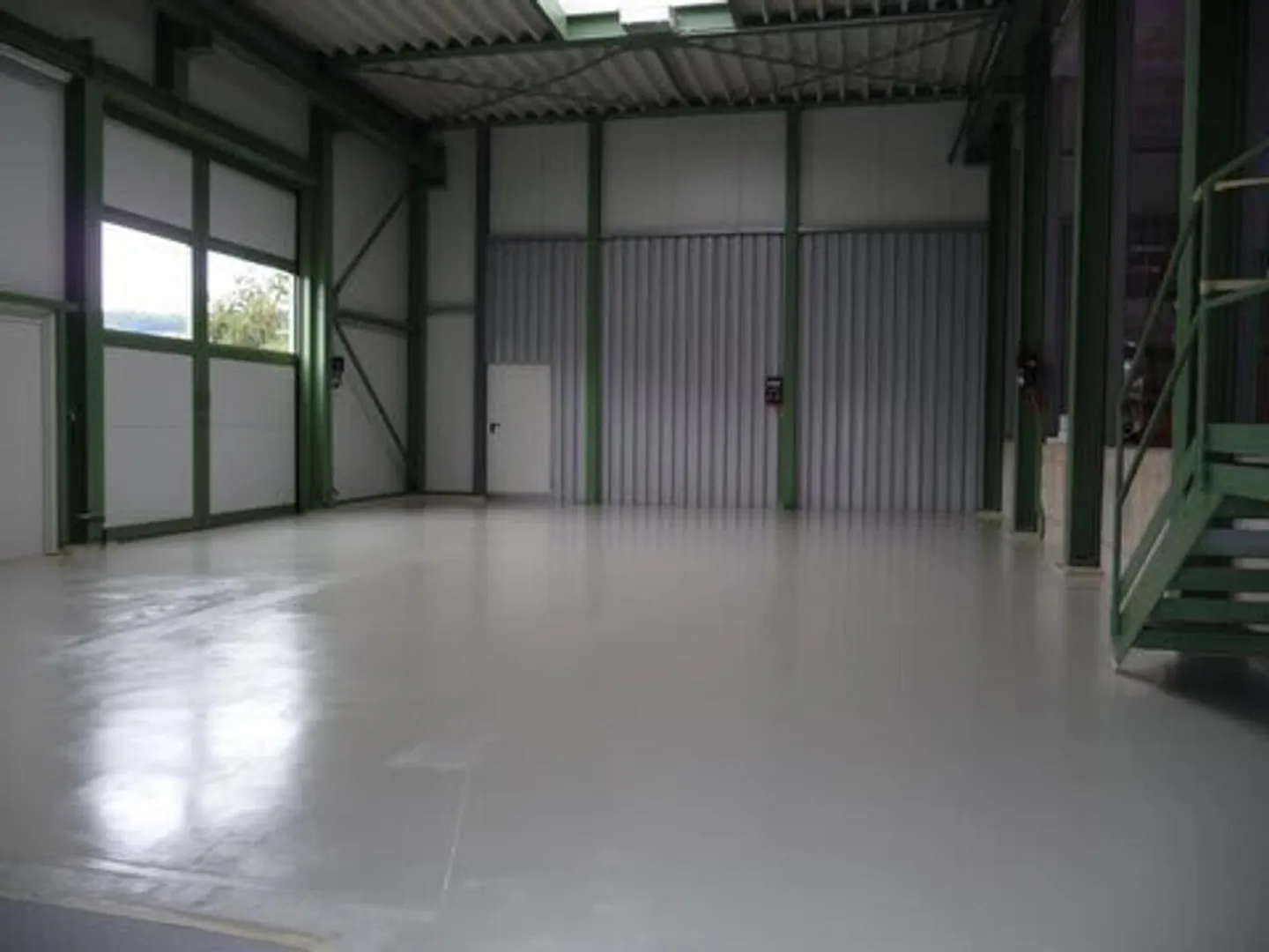Officina con appartamento di 4,5 stanze - Foto 3 di 13