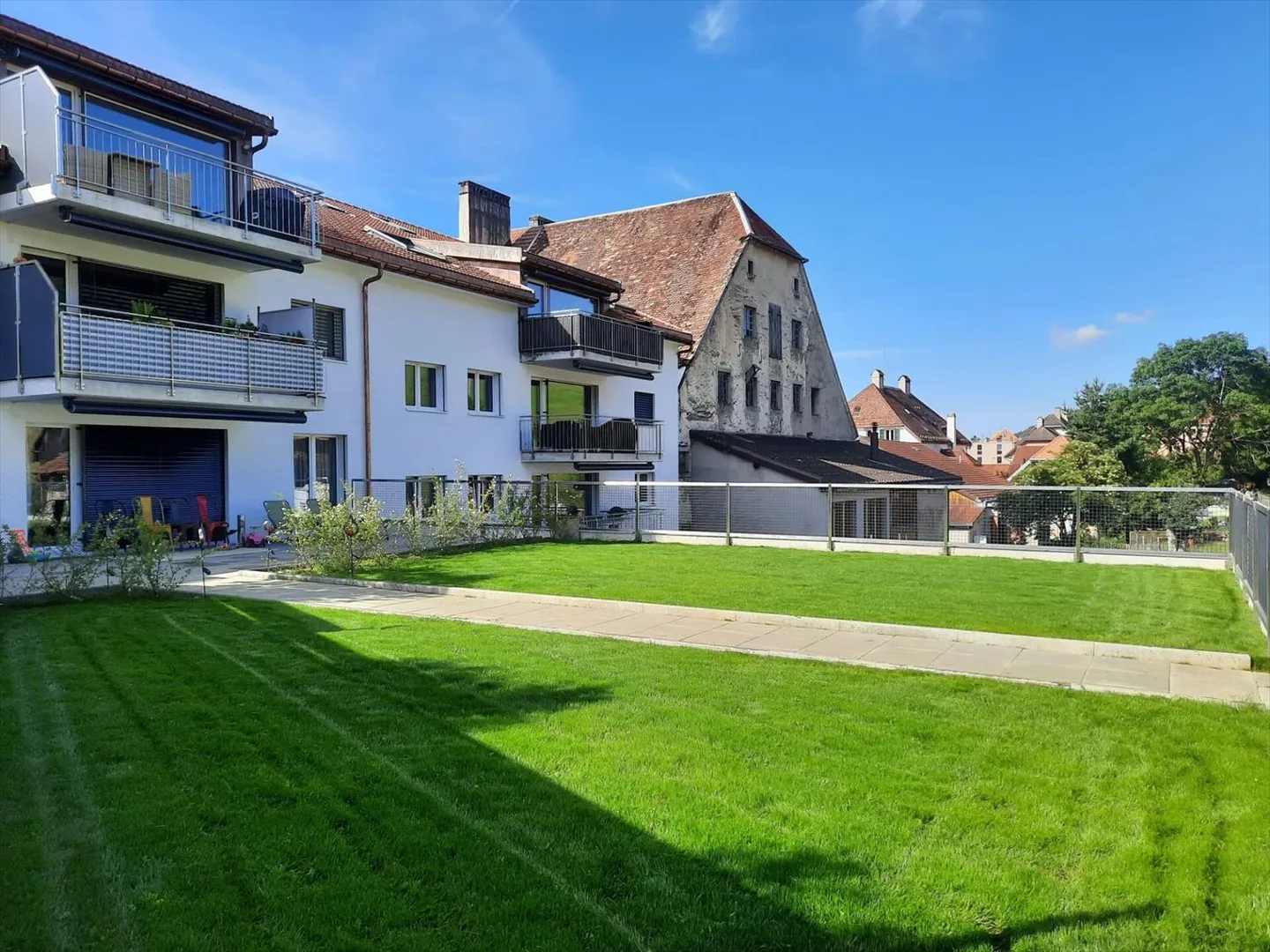 Appartement de 4.5 pièces avec accès à un jardin commun - Foto 1 von 10