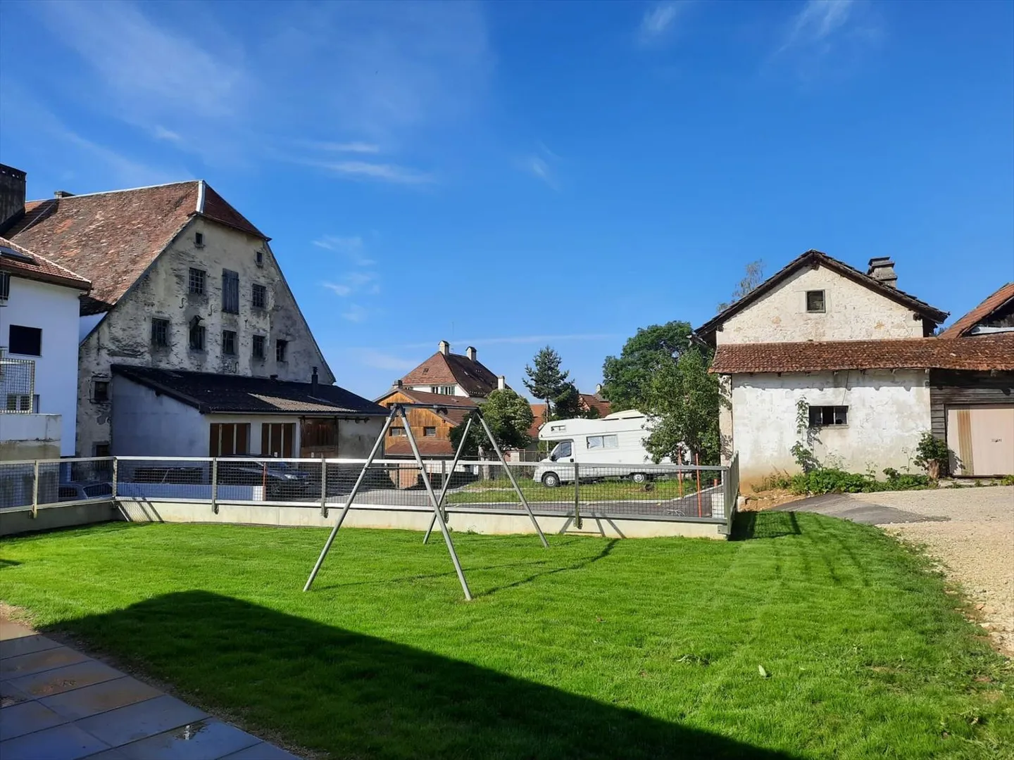 Appartement de 4.5 pièces avec accès à un jardin commun - Foto 2 von 10