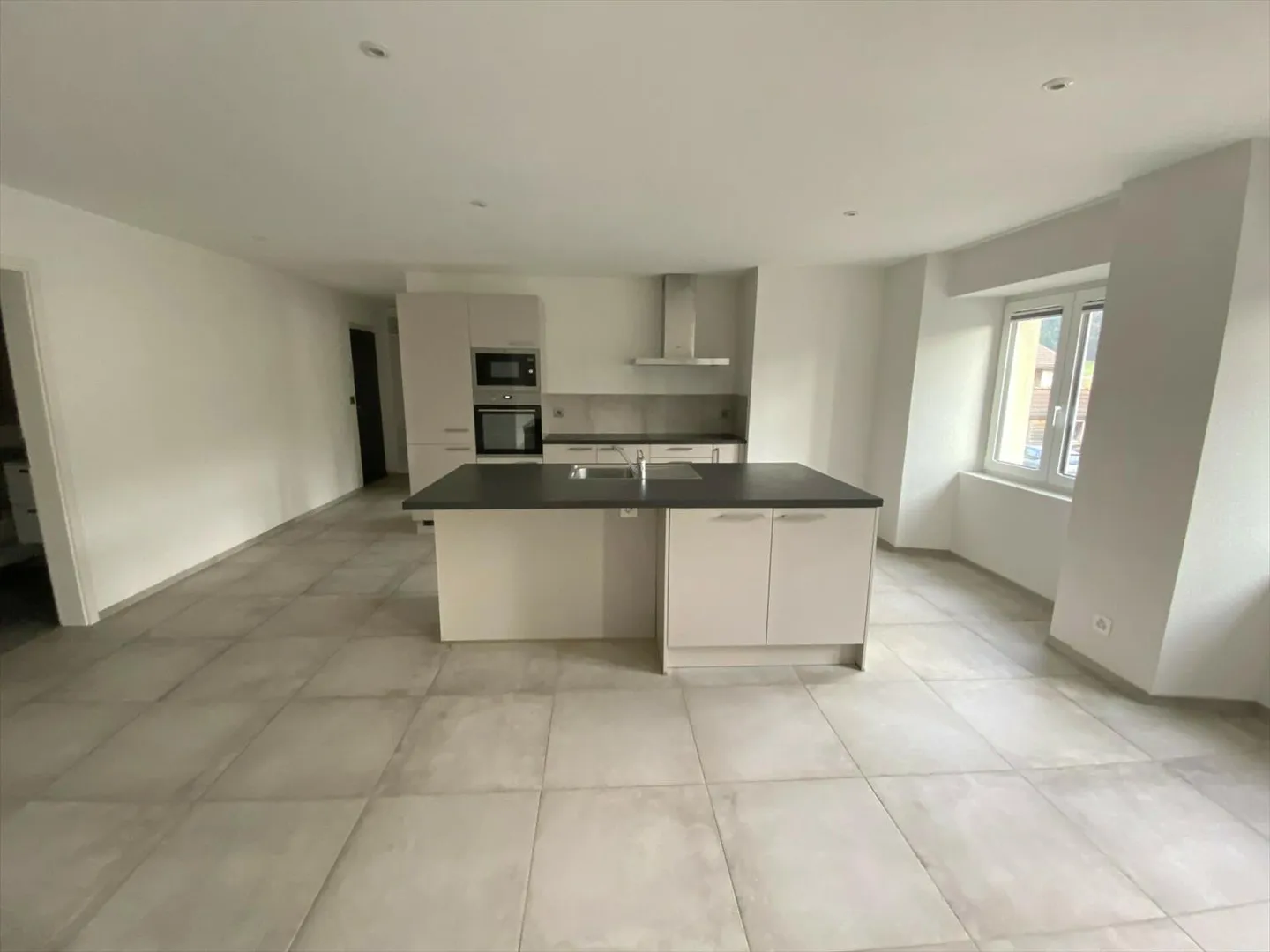 Appartement de 4.5 pièces avec accès à un jardin commun - Foto 3 von 10