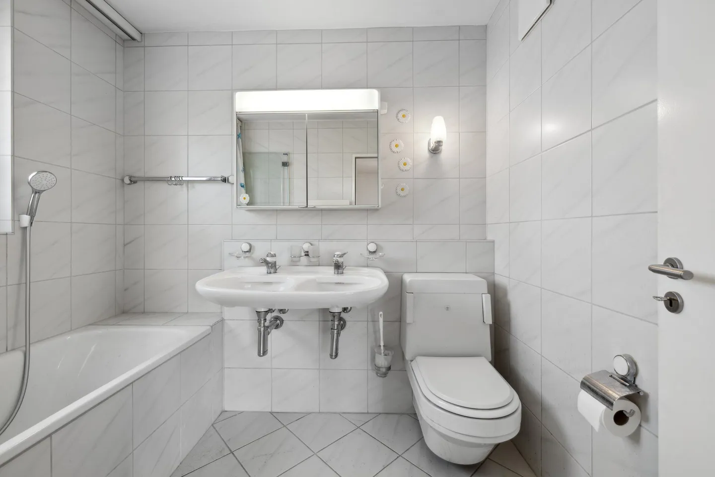 Belle appartement en attique de 3,5 pièces sur le Bruderholz avec grande terrasse et AEP - Photo 11 sur 13