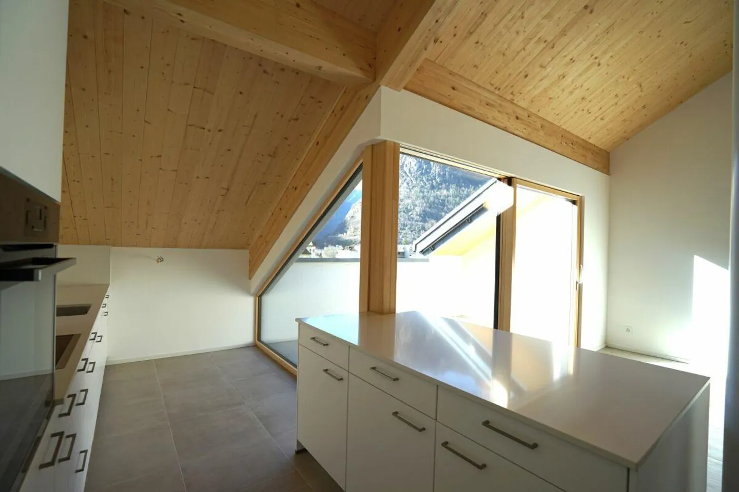 Schönes Dachgeschoss von 3,5 Zimmern in neuer Bauweise - Foto 1 von 8