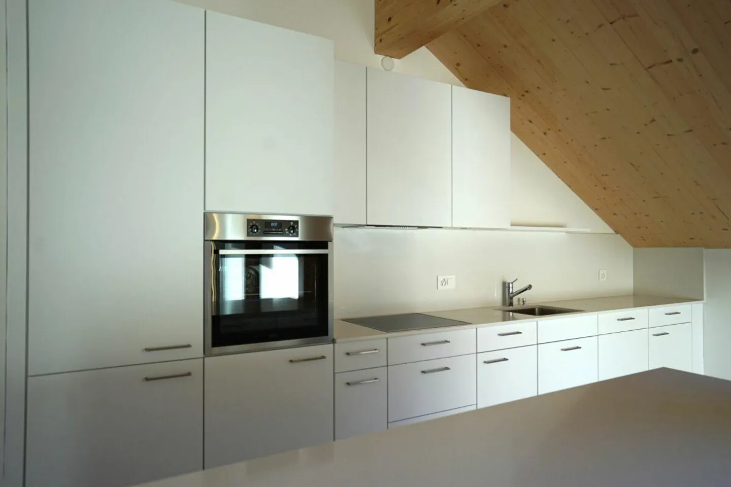 Schönes Dachgeschoss von 3,5 Zimmern in neuer Bauweise - Foto 2 von 8