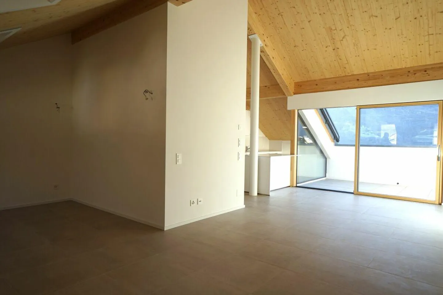 Schönes Dachgeschoss von 3,5 Zimmern in neuer Bauweise - Foto 4 von 8
