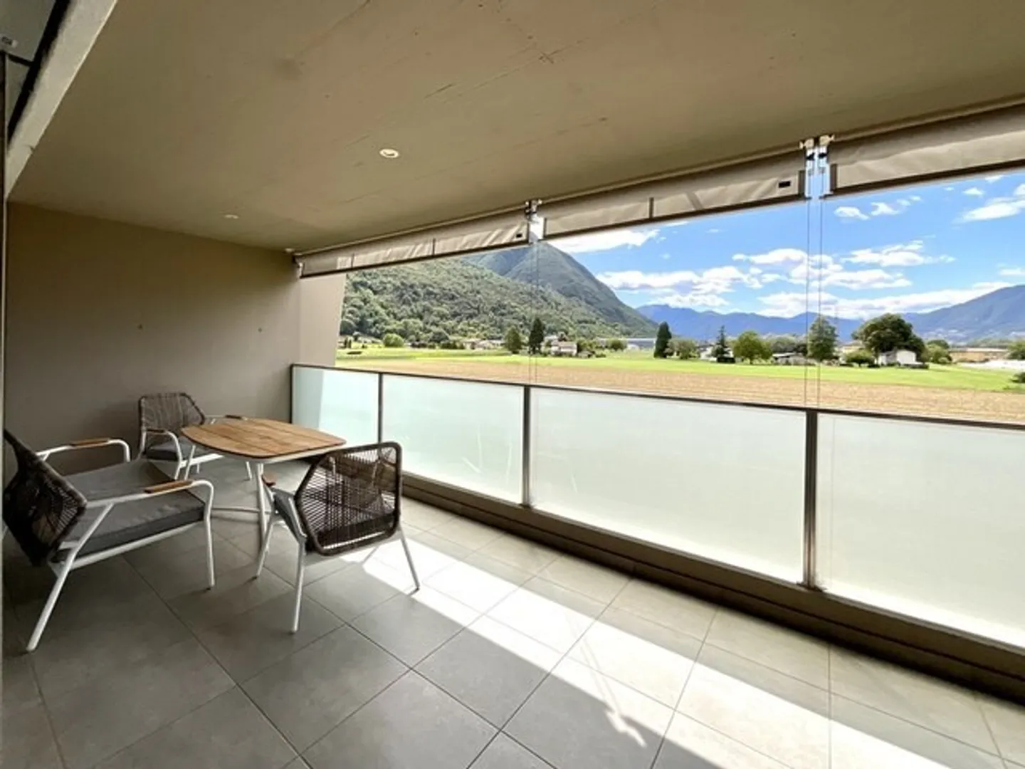 Appartement moderne avec grande terrasse à Contone à vendre - Photo 2 sur 12