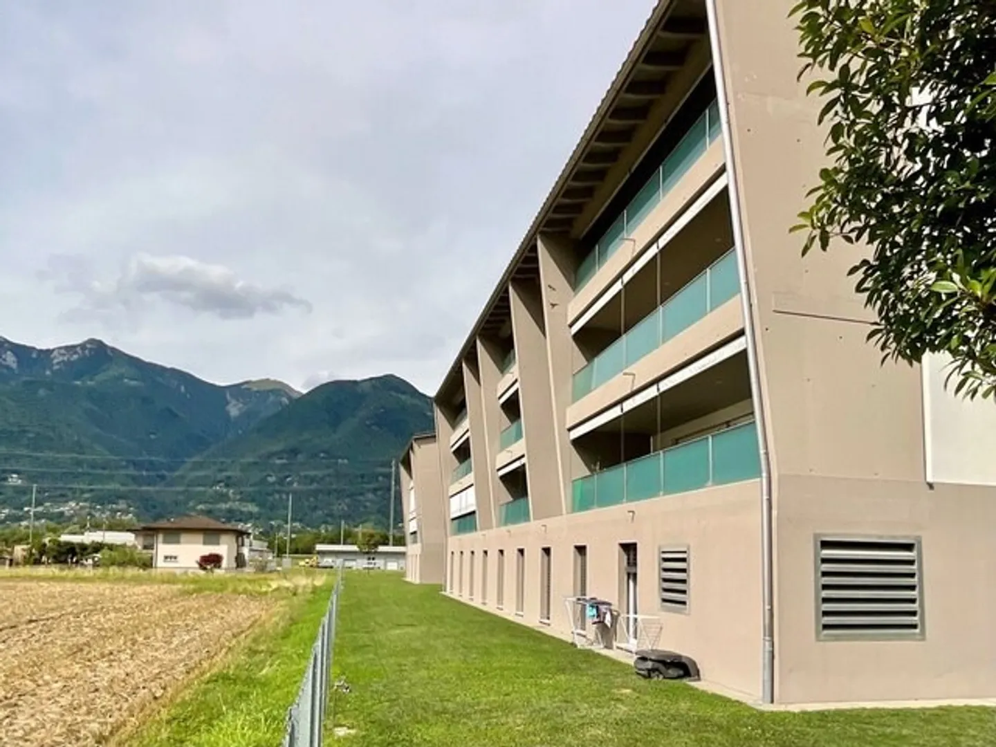 Appartement moderne avec grande terrasse à Contone à vendre - Photo 11 sur 12