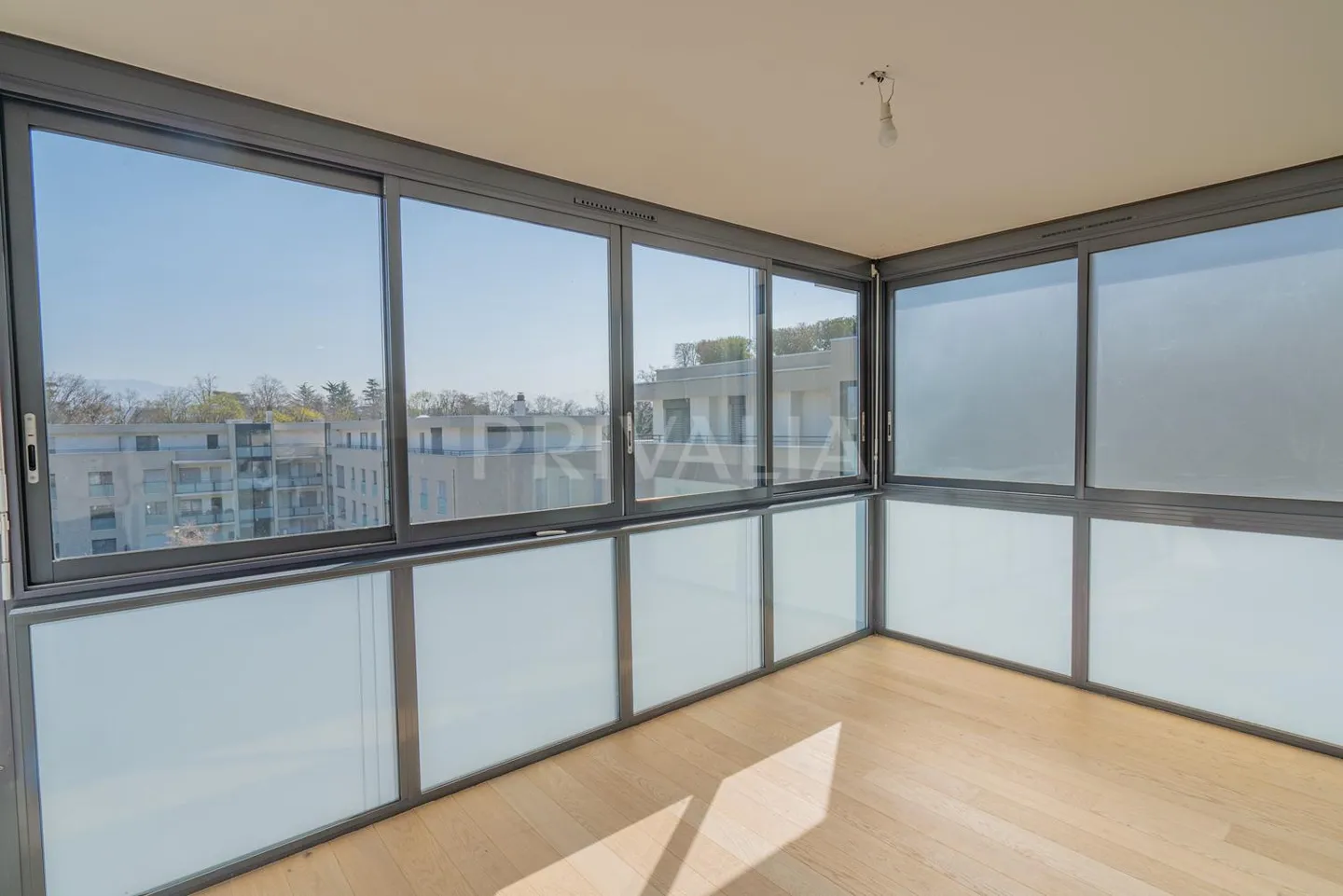 Beautiful 7.5-room apartment with 2 balconies in a secure residence - Photo 2 of 11