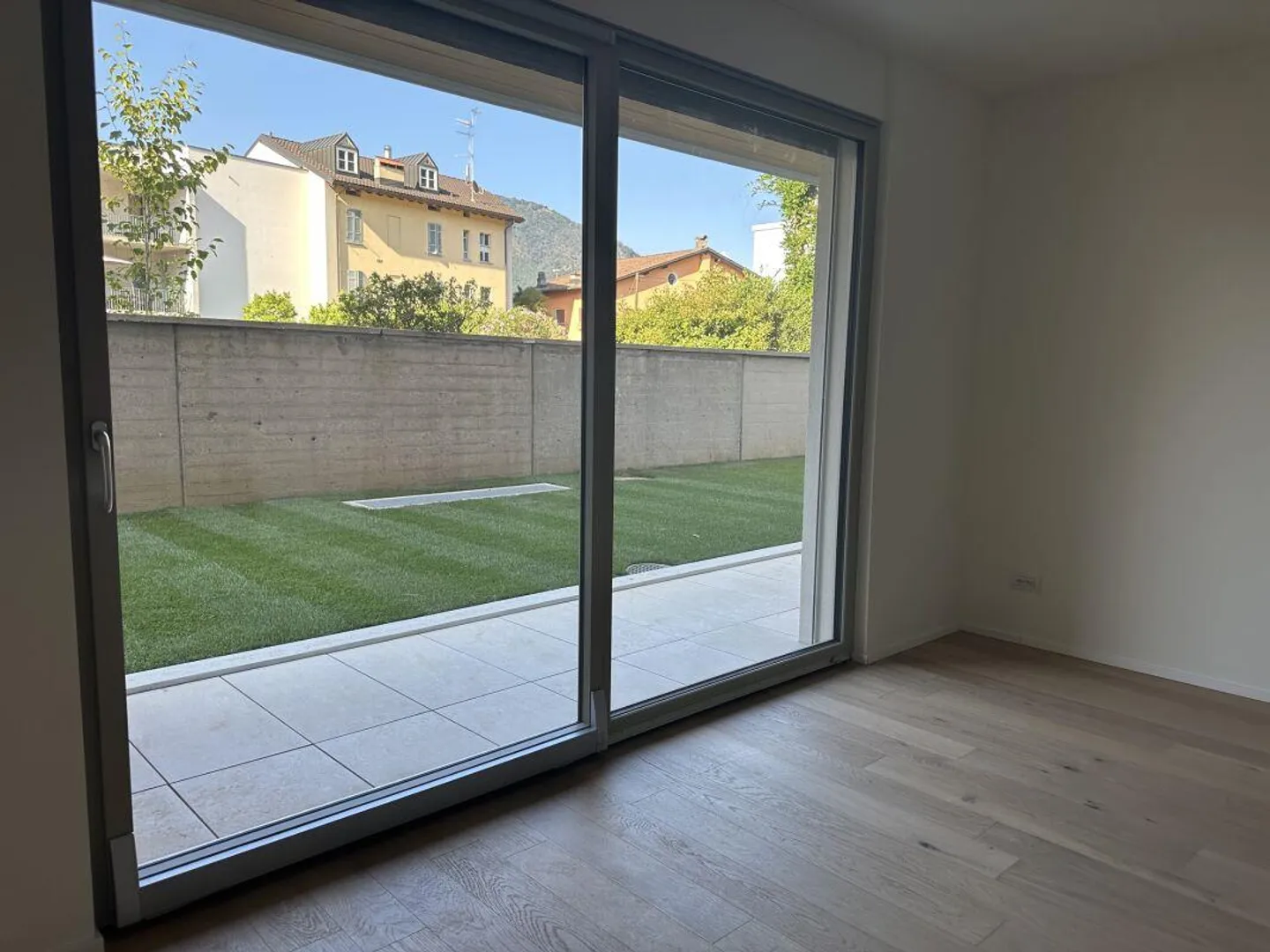 Appartement moderne deux pièces avec grand jardin - Photo 2 sur 12