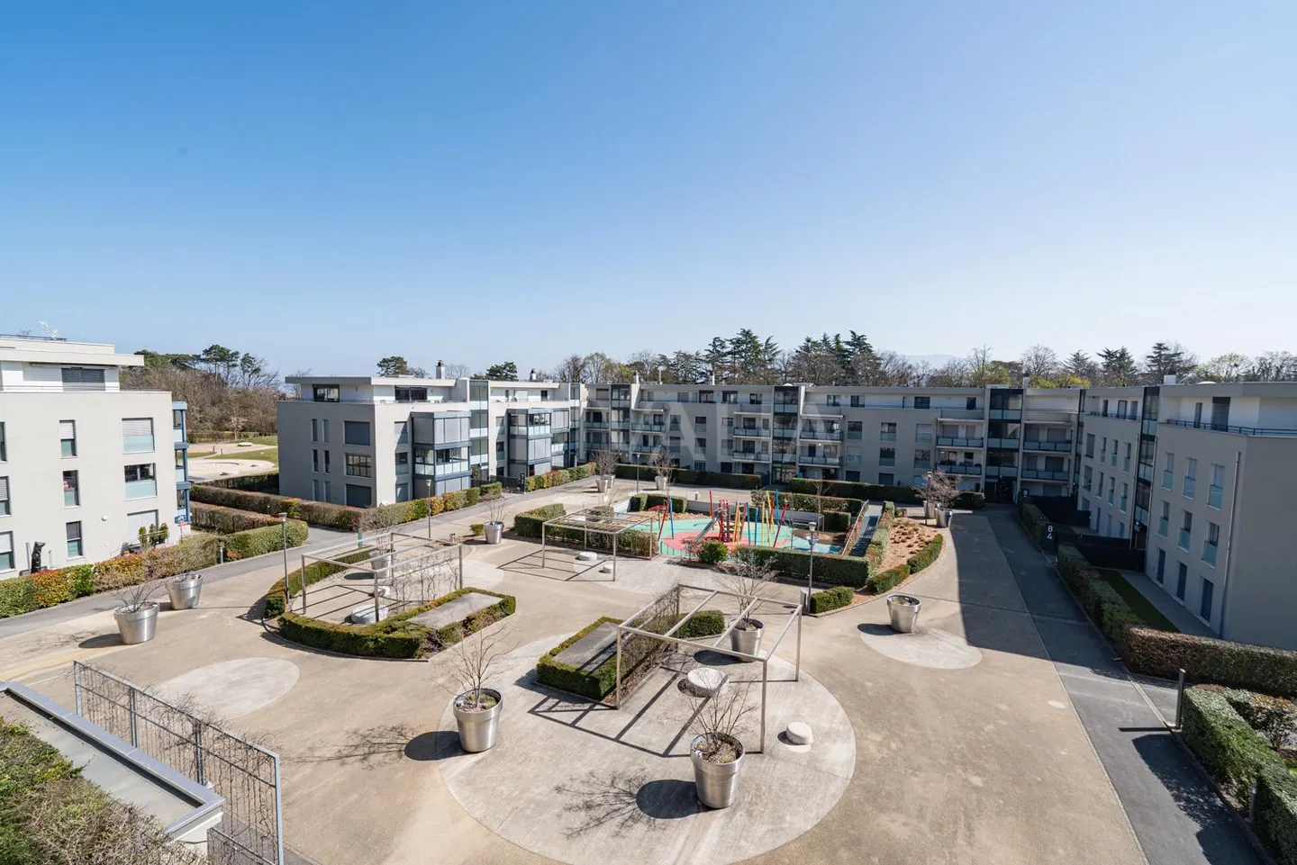 Beautiful 7.5-room apartment with 2 balconies in a secure residence - Photo 10 of 11