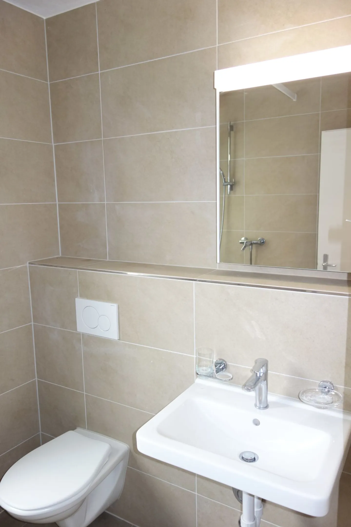 New Modern 1.5 Room Apartment in Lyss - Photo 5 of 9