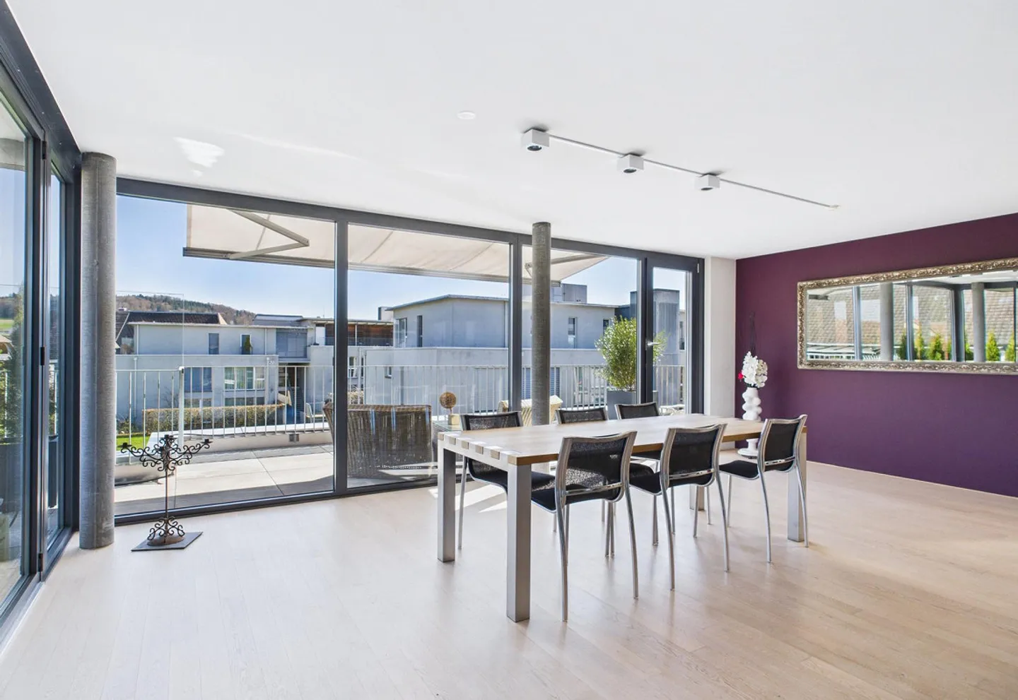 Spacious Penthouse Apartment with Plenty of Light - Photo 4 of 13