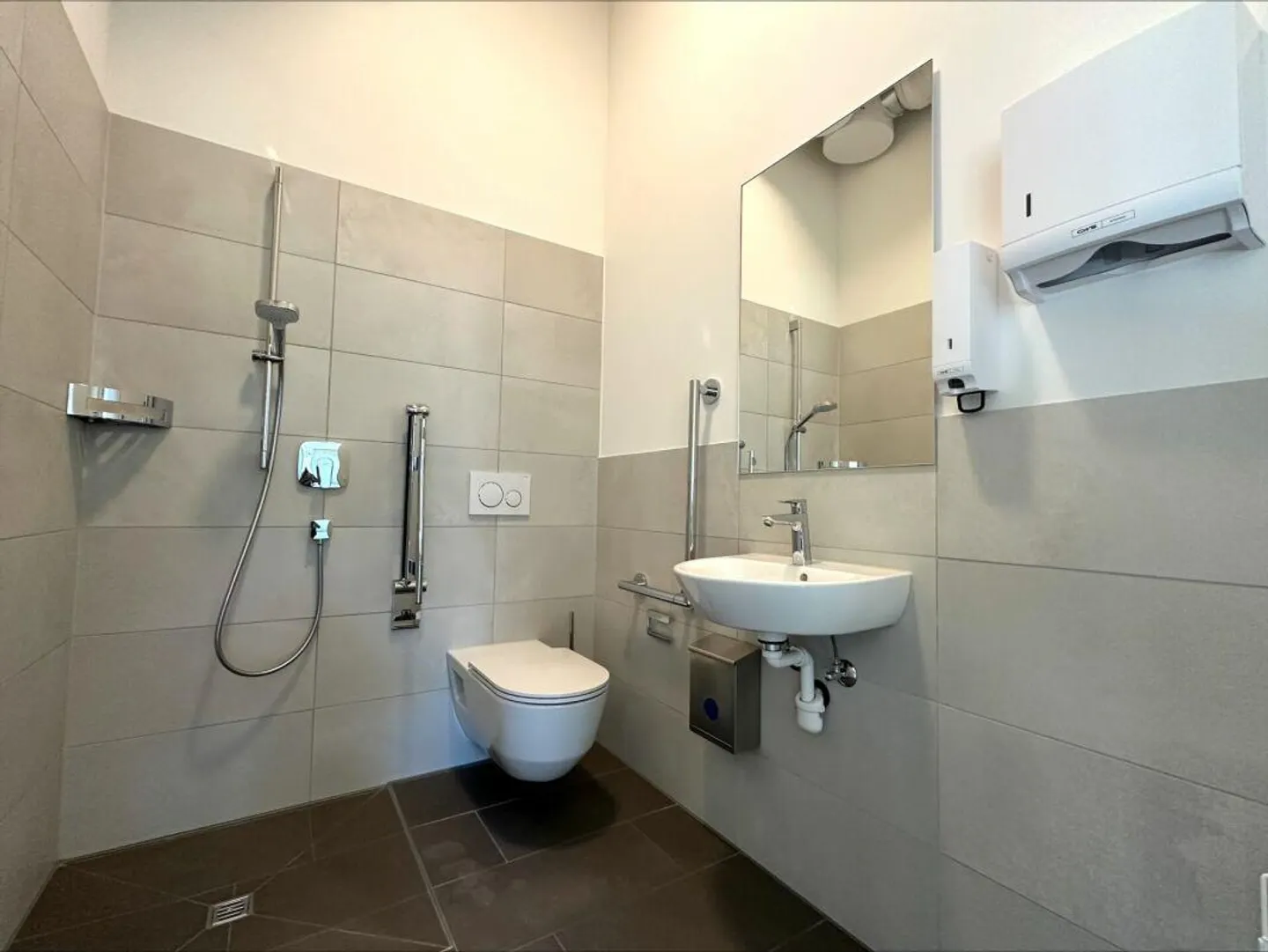 PREMIÈRE LOCATION - Espace de bureau ou de pratique orienté vers l'avenir de 163 m2 dans un projet de nouvelle construction de haute qualité - Photo 6 sur 7