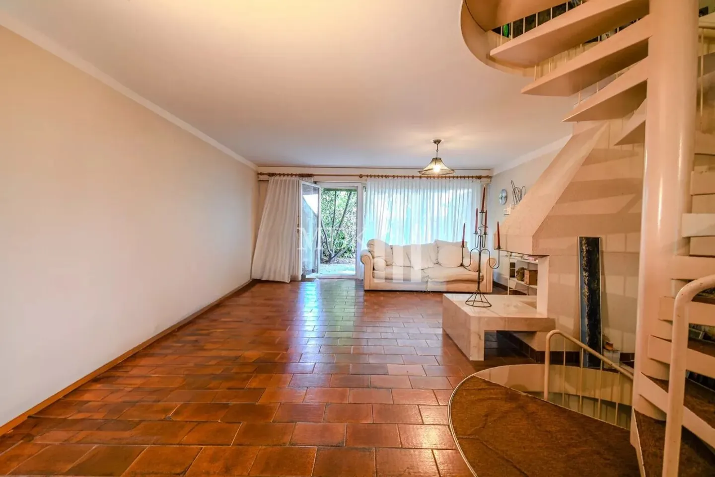 Charming semi-detached villa with garden - Photo 2 of 13
