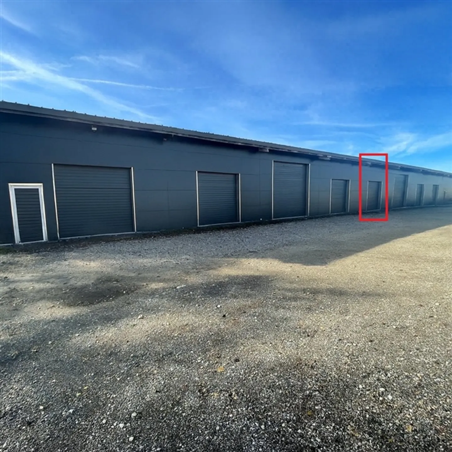 Warehouse / Workshop with Corner Door - Ideal for Craftsmen, Storage or Small Businesses - Photo 2 of 9