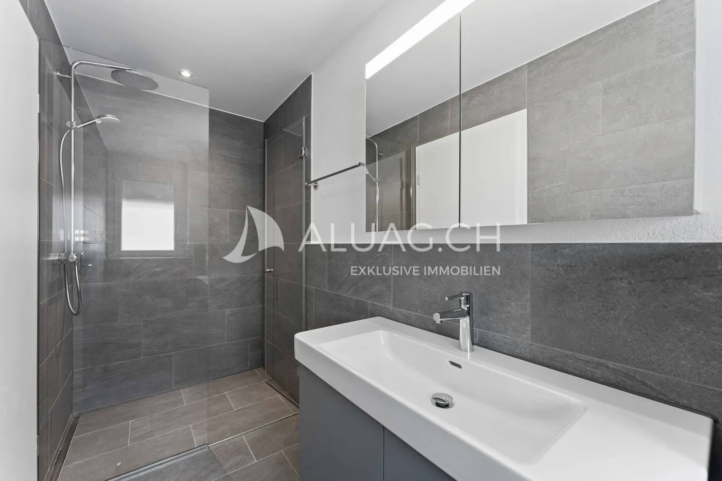 Modern Apartment with Terrace - Photo 8 of 11