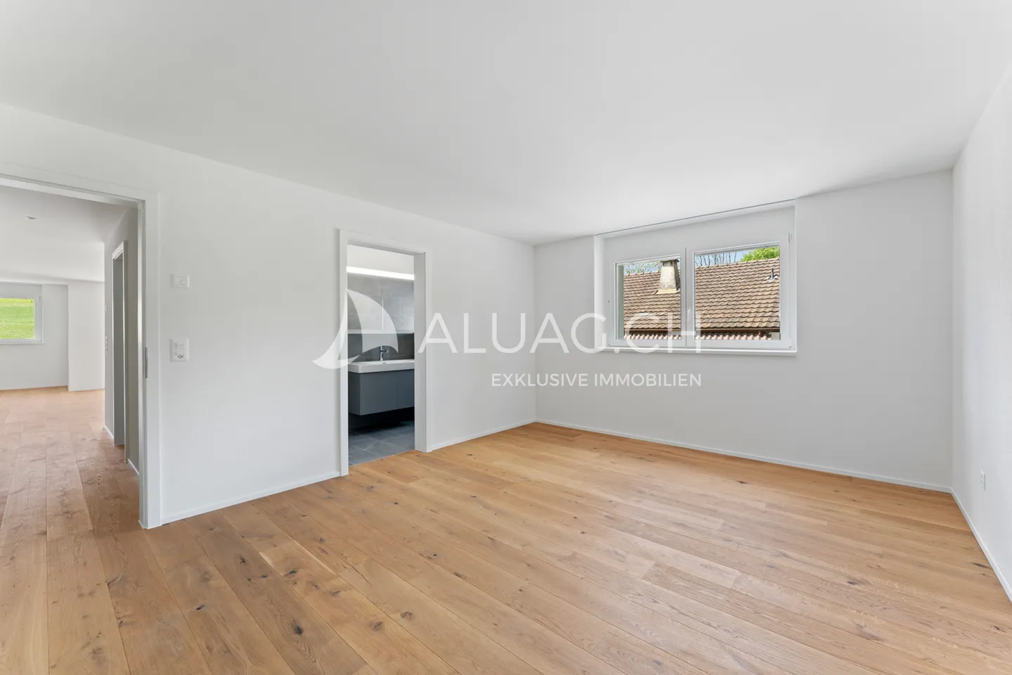 Modern Apartment with Terrace - Photo 10 of 11