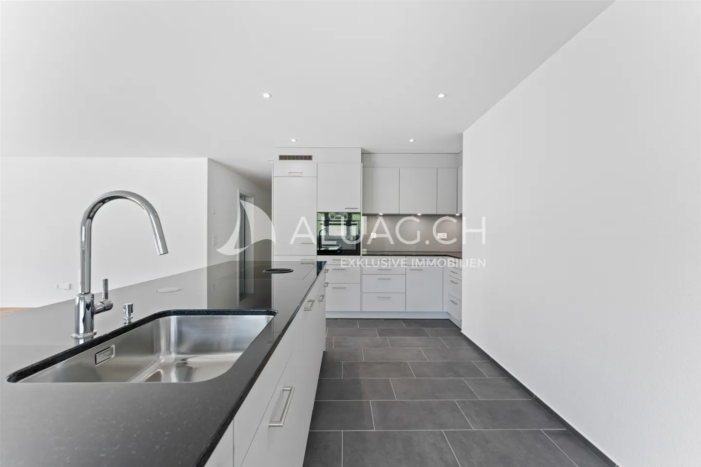 Modern Apartment with Terrace - Photo 5 of 11