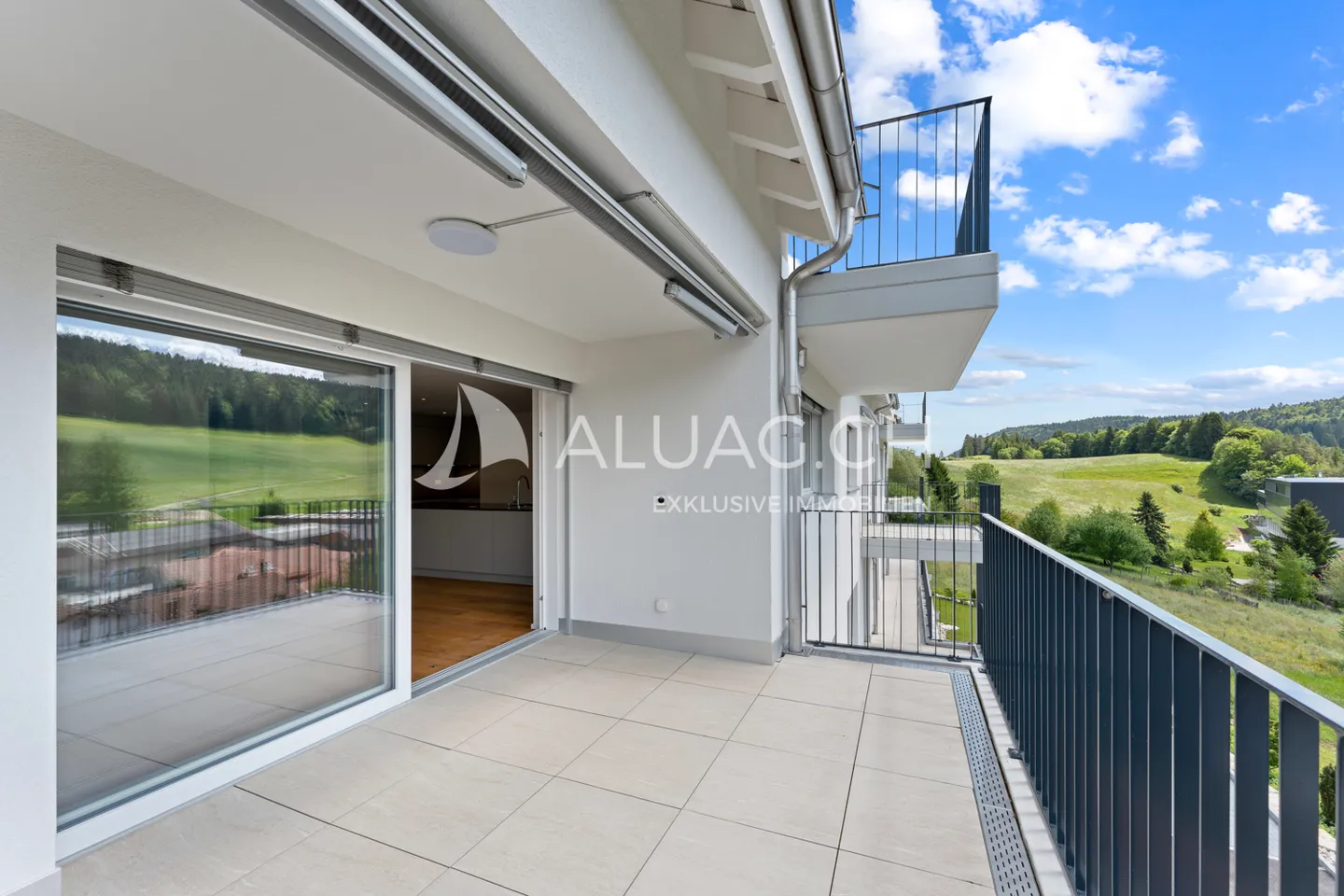 Modern Apartment with Terrace - Photo 6 of 11