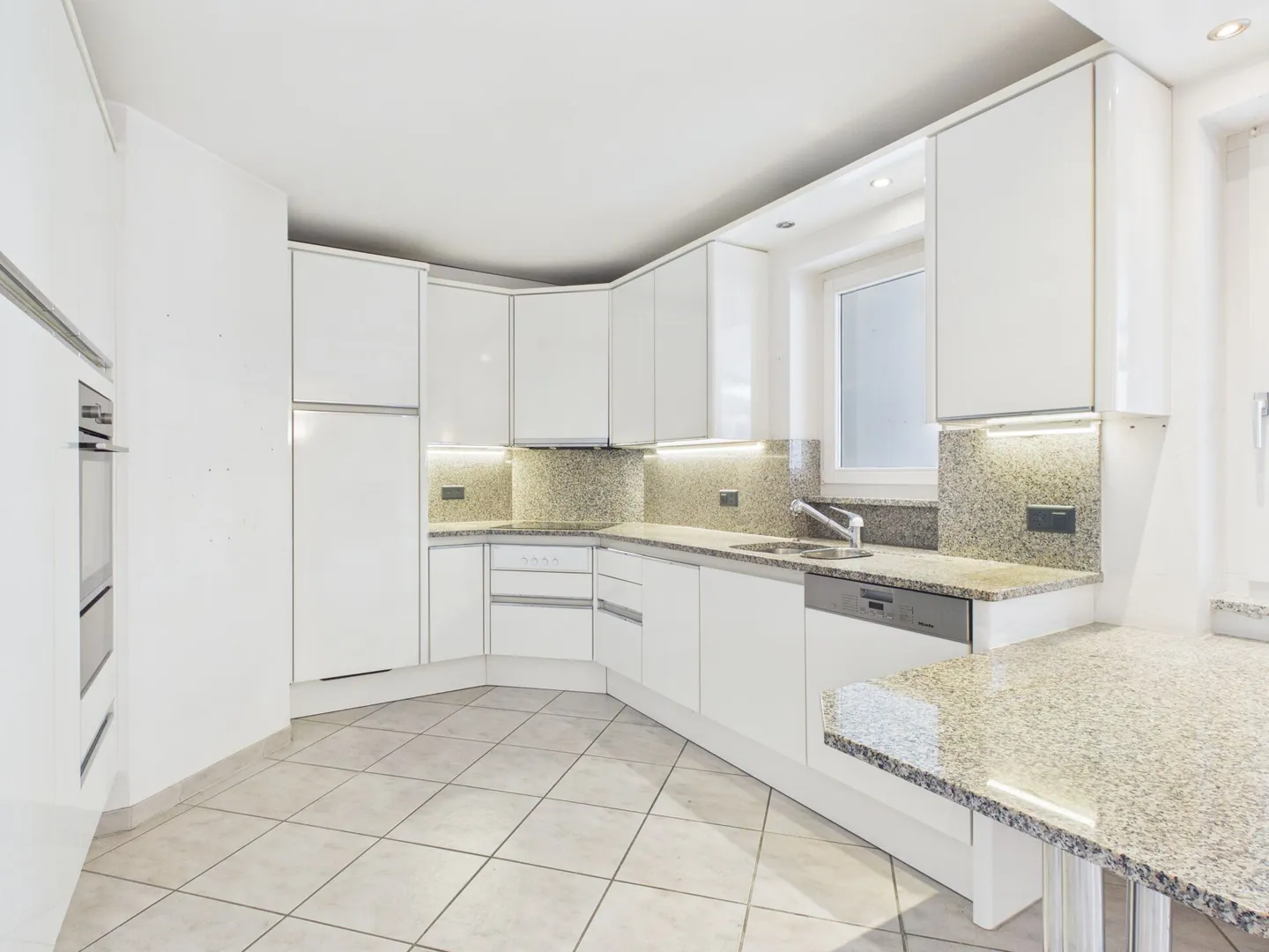SPACIOUS LIVING AREA IN A CENTRAL LOCATION - Photo 2 of 5