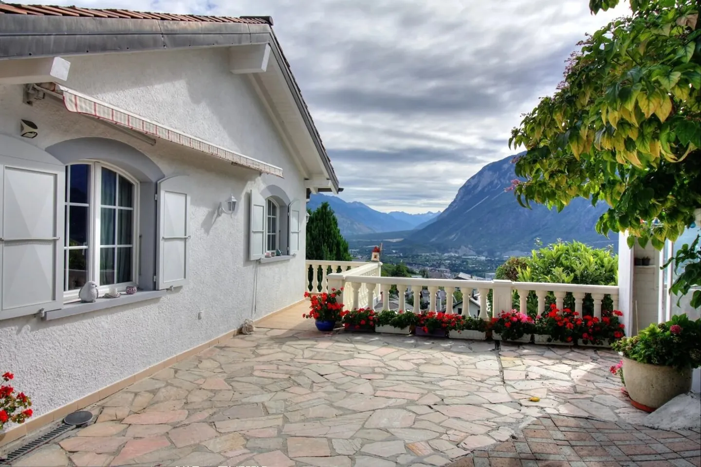 Villa by Architect - Loc - Central Valais - Photo 3 of 7