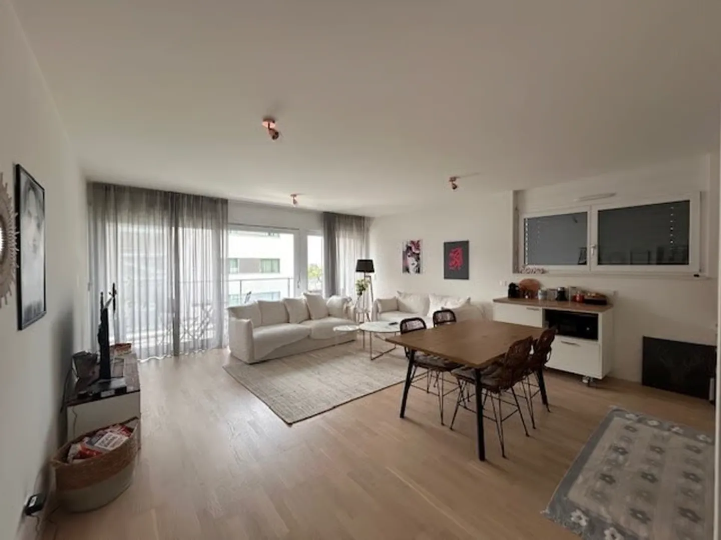 Modernes 3,5-Zimmer-Apartment im 1. Stock mit Seeblick - Foto 1 von 11