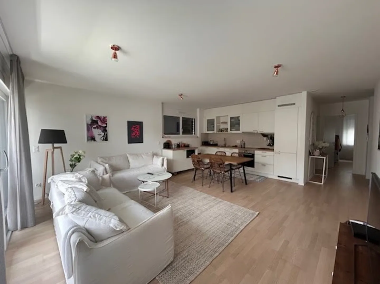 Modernes 3,5-Zimmer-Apartment im 1. Stock mit Seeblick - Foto 2 von 11