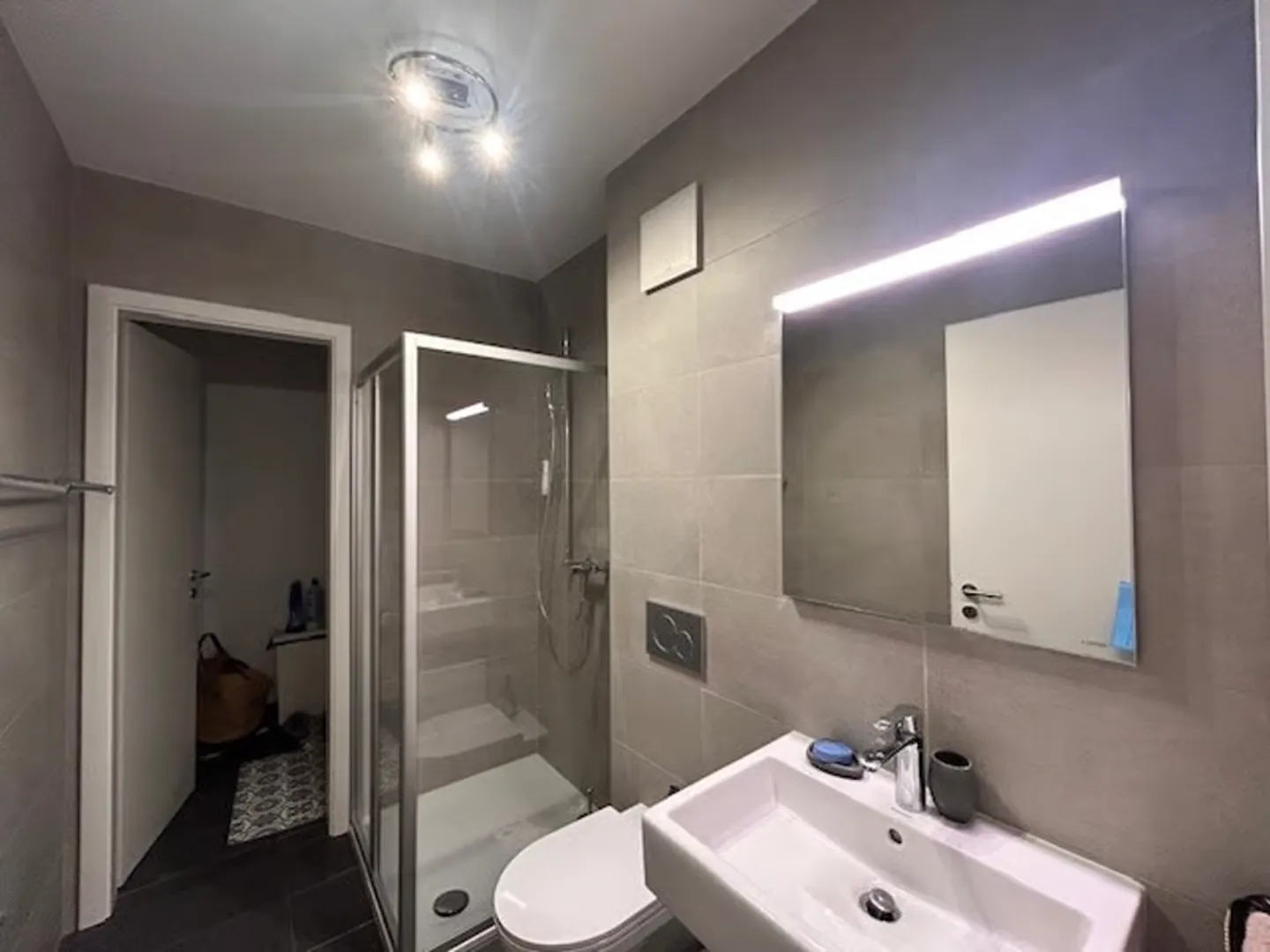 Modernes 3,5-Zimmer-Apartment im 1. Stock mit Seeblick - Foto 7 von 11