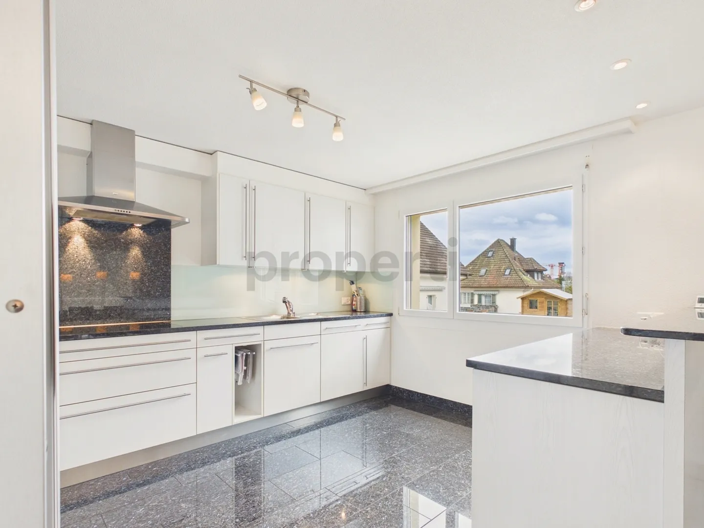 Geräumige Wohnung mit sonnigem Balkon - Foto 5 von 11