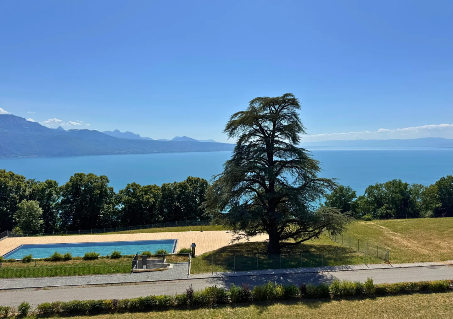 APPARTEMENT SPACIEUX 3.5 PIÈCES AVEC VUE IMPRENABLE ! - Photo 1 sur 8