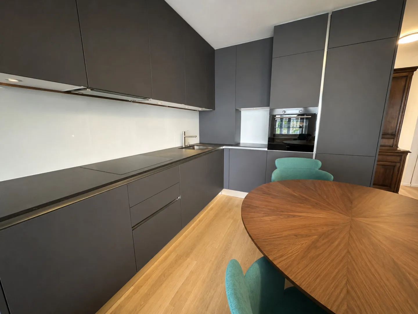 APPARTEMENT SPACIEUX 3.5 PIÈCES AVEC VUE IMPRENABLE ! - Photo 3 sur 8