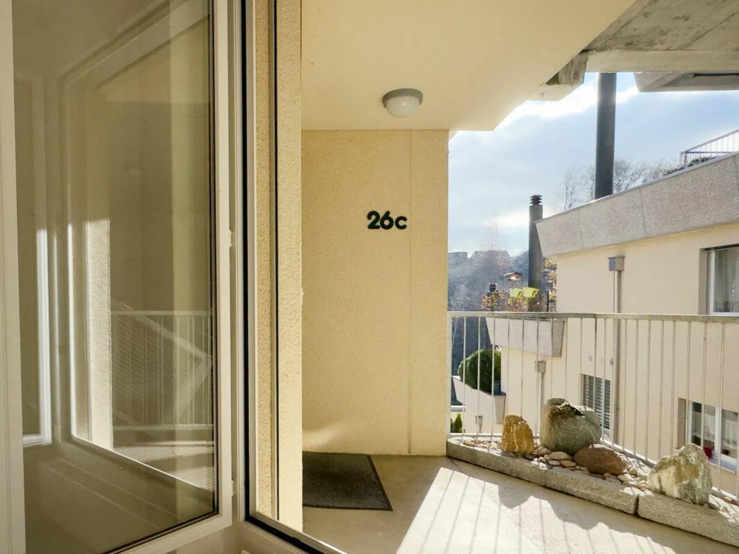 Light-flooded 5.5-room terrace house with two covered parking spaces - Photo 7 of 30