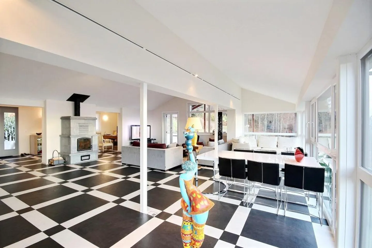 VISTA ESTERNA INSOLITA IN UNA ZONA RESIDENZIALE TRANQUILLA - Foto 5 di 13