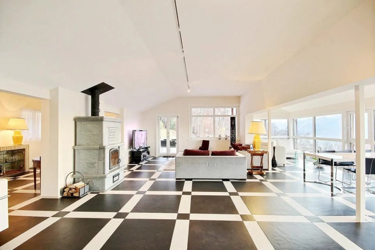 VISTA ESTERNA INSOLITA IN UNA ZONA RESIDENZIALE TRANQUILLA - Foto 6 di 13