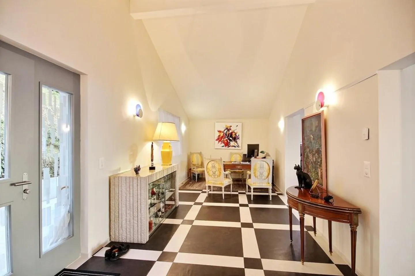 VISTA ESTERNA INSOLITA IN UNA ZONA RESIDENZIALE TRANQUILLA - Foto 8 di 13