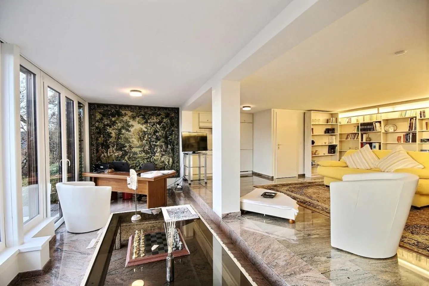 VISTA ESTERNA INSOLITA IN UNA ZONA RESIDENZIALE TRANQUILLA - Foto 9 di 13