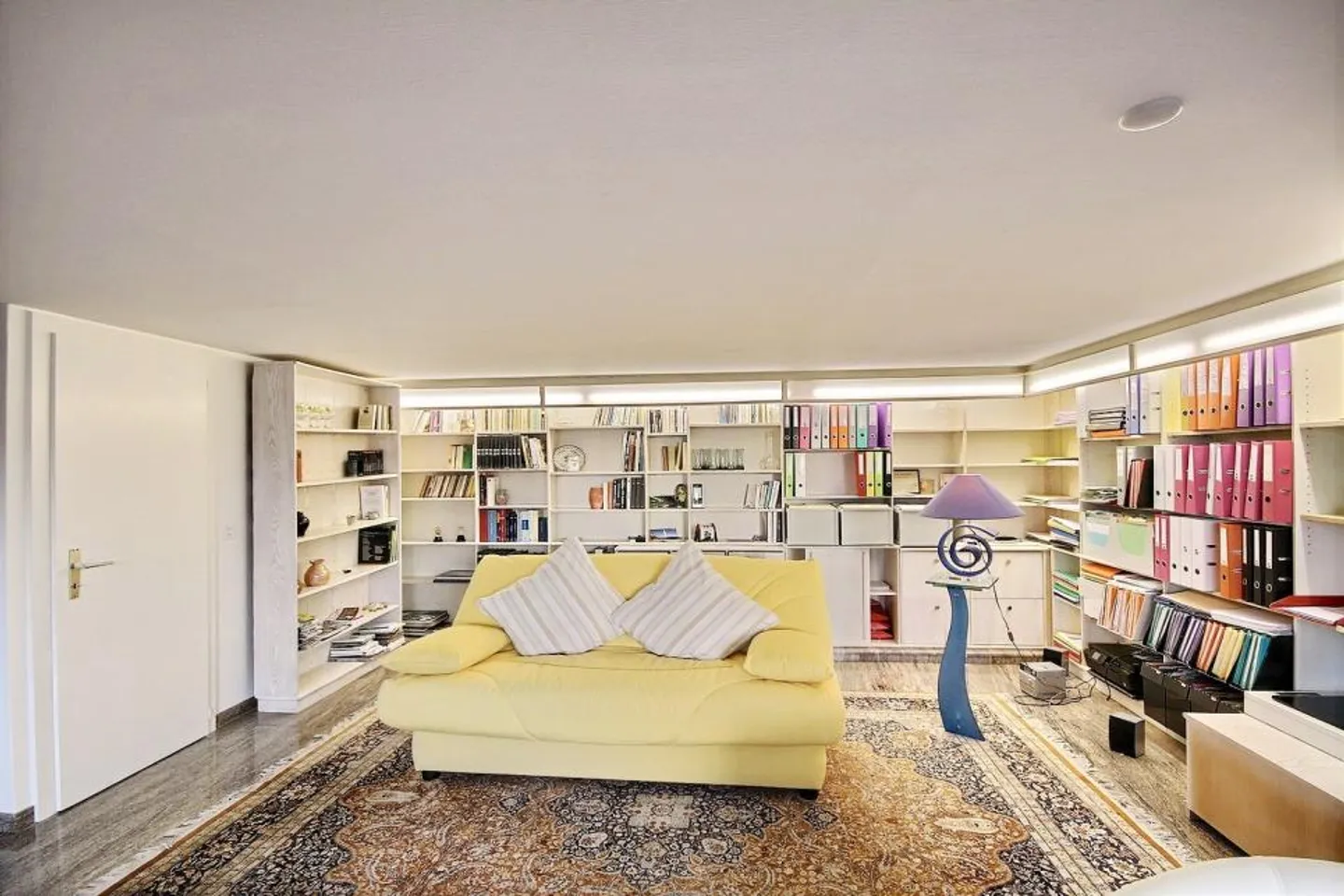 VISTA ESTERNA INSOLITA IN UNA ZONA RESIDENZIALE TRANQUILLA - Foto 10 di 13