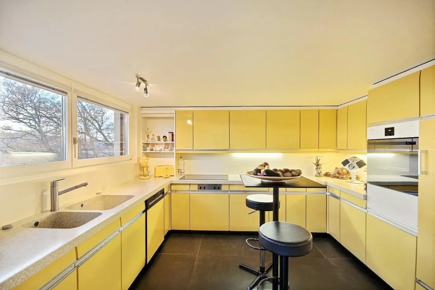 VISTA ESTERNA INSOLITA IN UNA ZONA RESIDENZIALE TRANQUILLA - Foto 11 di 13