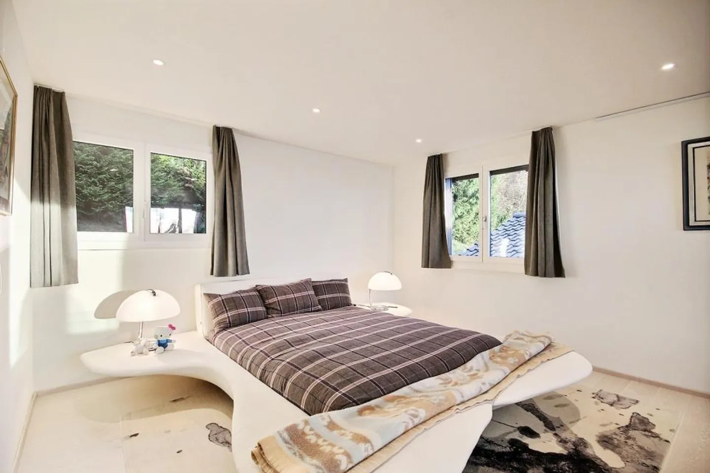 VISTA ESTERNA INSOLITA IN UNA ZONA RESIDENZIALE TRANQUILLA - Foto 12 di 13
