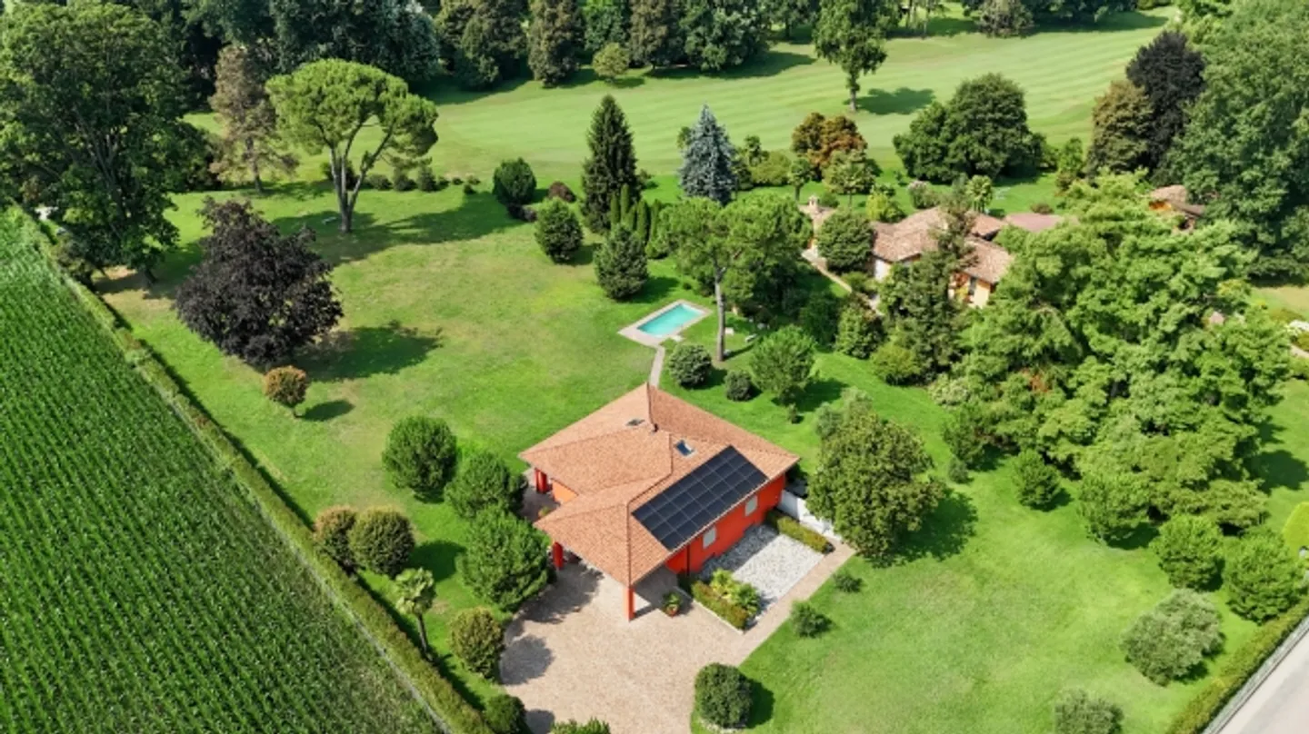 Villa au milieu des verts entre le lac de Lugano et le terrain de golf - Photo 2 sur 20