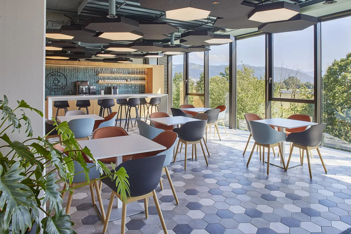 Bureau d'équipe moderne équipé pour 3 personnes prêt à l'emploi - Dans le kuia... - Photo 2 sur 13