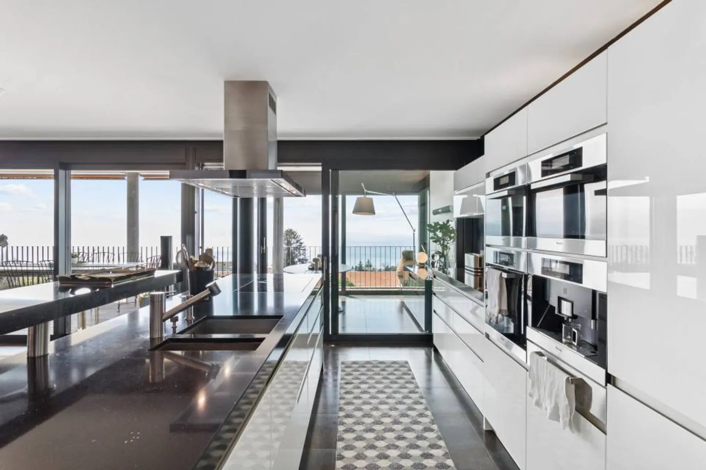 Un duplex en penthouse où chaque moment devient un privilège. - Photo 2 sur 13