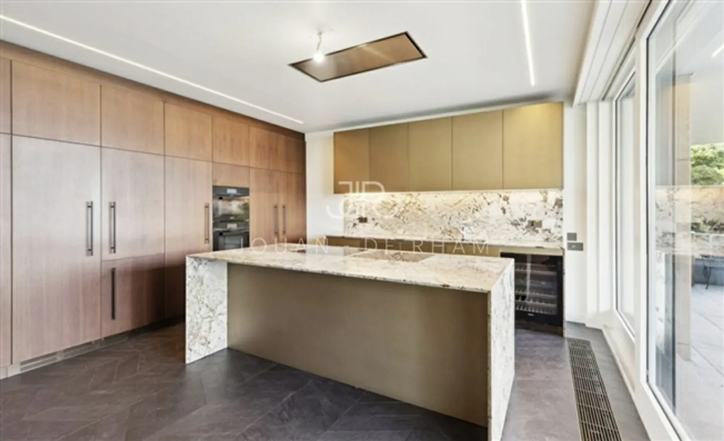 Apartment of Superlatives with Panoramic View - Photo 2 of 7