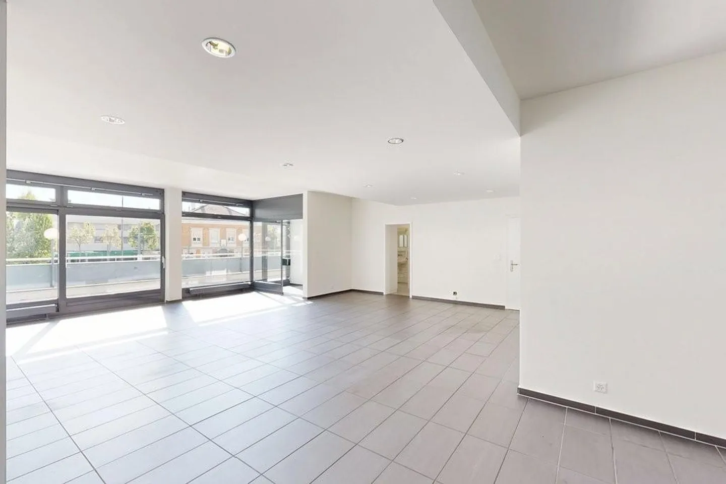 Attractive office/retail space on the ground floor with terrace and storage room - Photo 2 of 12